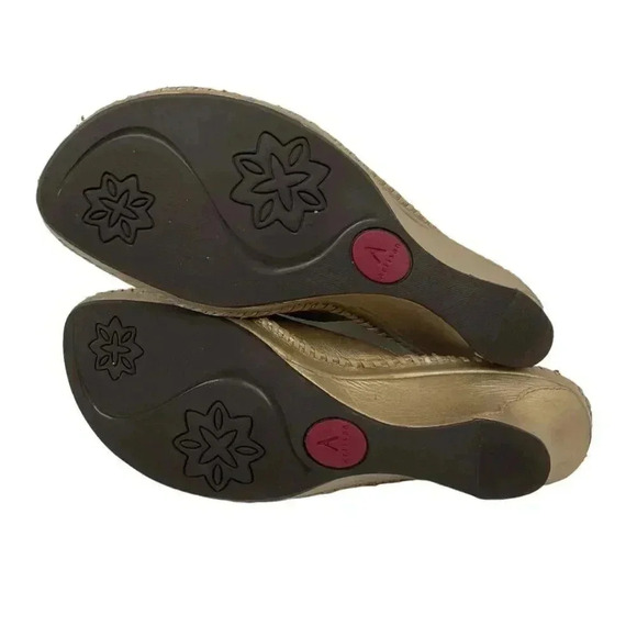 Clarks Artisan Size 9 M Leather Cut Out Thong Style Wedges Sandals Metallic Gold - Picture 8 of 9